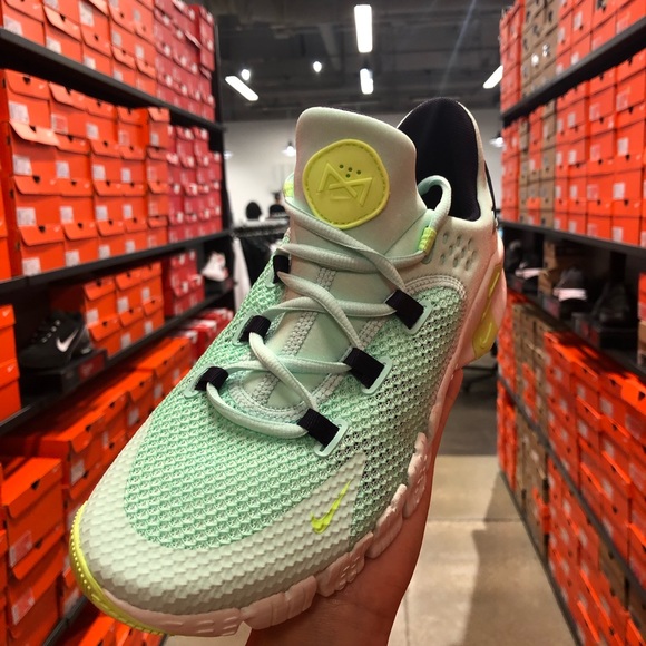 Nike Free Metcon 4 Sneakers - Picture 11 of 15